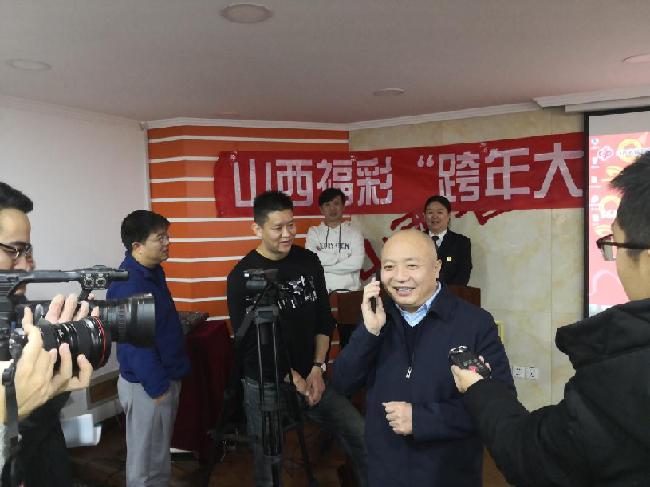 陈接运给一等奖获得者报告喜讯。