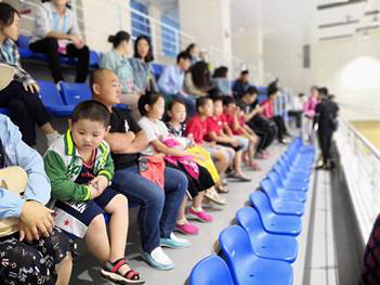 “情牵候鸟 圆梦青岛——参观省运会短道速滑比赛”