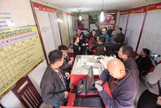 彩票投注站里的彩民在购票