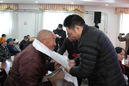 西藏自治区民政厅党组书记嘎玛泽登同志向受助家庭敬献哈达