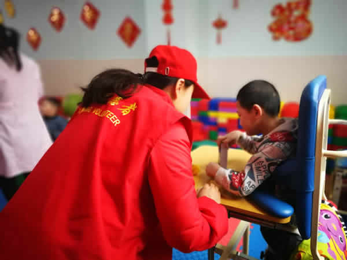 河南新乡福彩开展“温暖送给孤残儿童”志愿服务活动