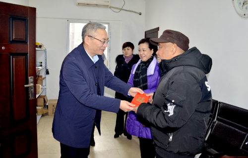 关心困难群众