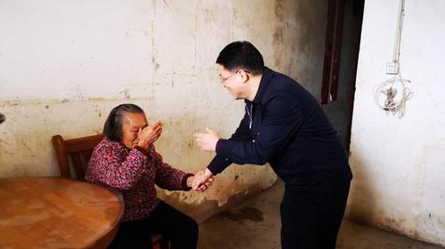 中心党总支书记看望困难群众