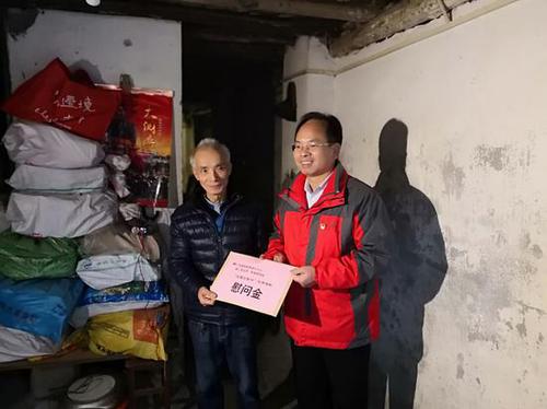 中心党总支副书记为衡阳北社区孤寡老人送上慰问金