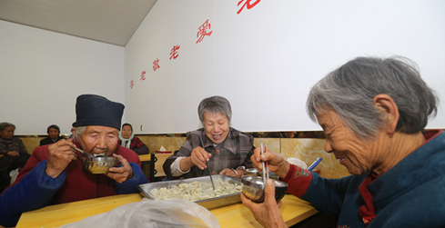 孝善食堂内老人们正聚在一起吃水饺