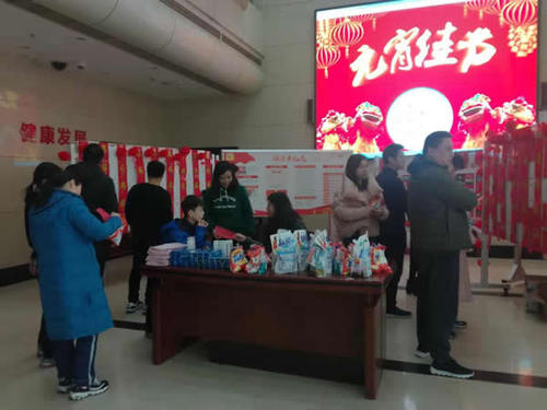 大家浏览穿梭于谜面展板之间
