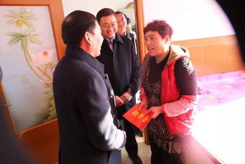 市民政局领导到学生代表家中走访