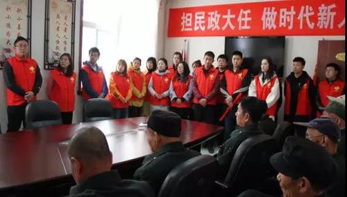 老兵们热情地为团员们讲起了当年抗战事迹