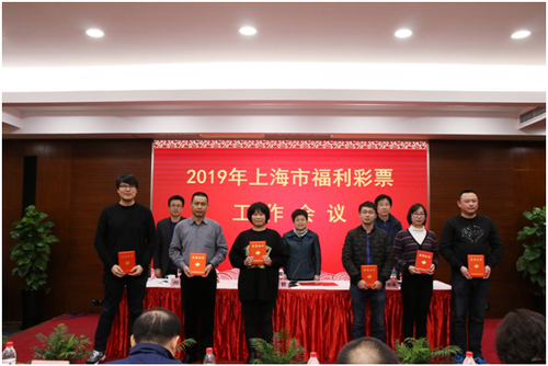 先进个人和先进单位颁发证书合影