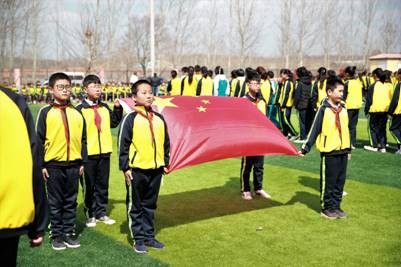 孩子们手持鲜艳的五星红旗等待运动会开始