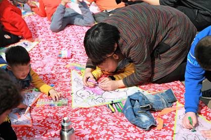 孩子们和家长一起手绘风筝