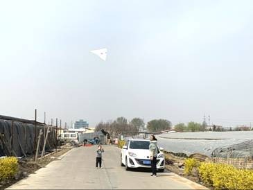 孩子们开心放飞自己手绘的风筝