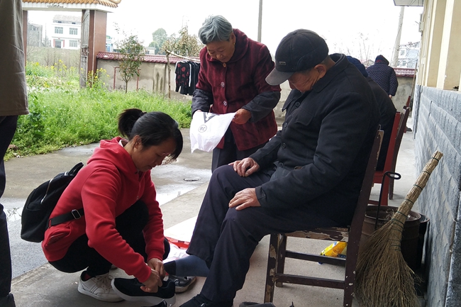 办比赛 送物资:体彩多角度关爱老年人健康