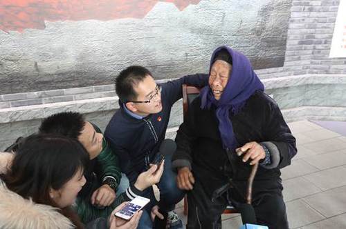 莒县招贤镇老党员管仁兰讲述自己为八路军纳鞋底的故事