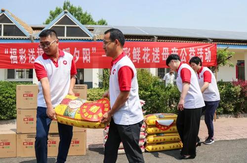 福彩志愿者为老人们赠送米面油