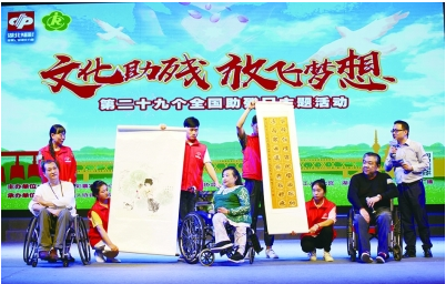 68岁肢残老太首次登上大舞台