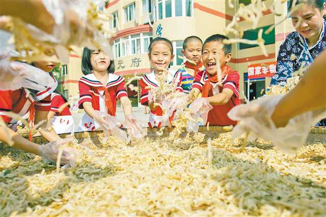 涪陵区蔺市镇中心小学，孩子们在乡村少年宫学习榨菜制作
