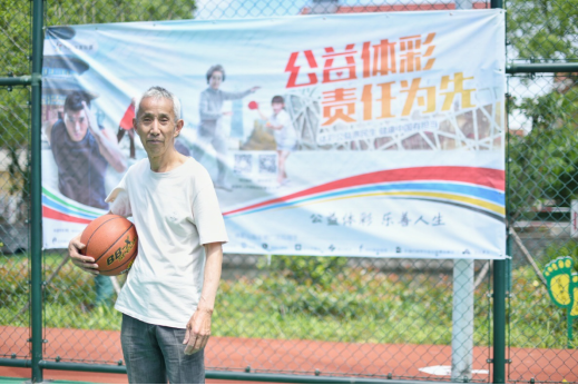 72岁的陈国民（化名）大爷正在练习投篮