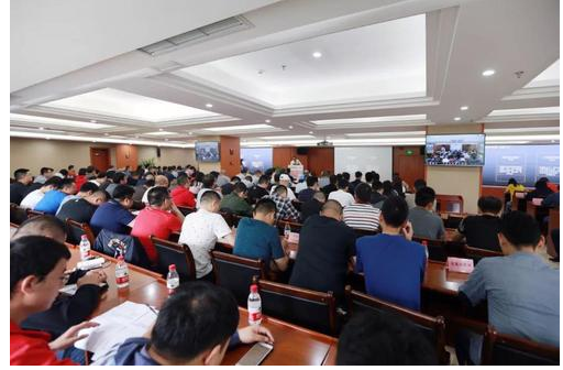 重庆市福彩中心各部门、各分中心全体员工等纷纷踊跃参加