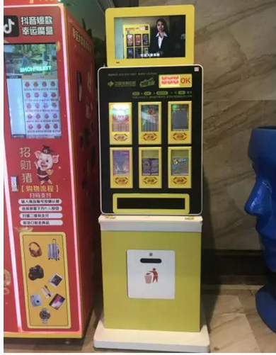 位于中山区昆明街摆放着的“小黄人”