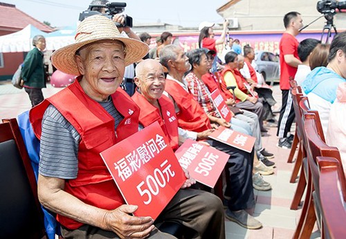 收到福彩慰问金的孤困群众代表
