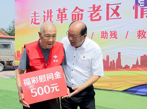天津福彩中心主任与孤困群众交谈