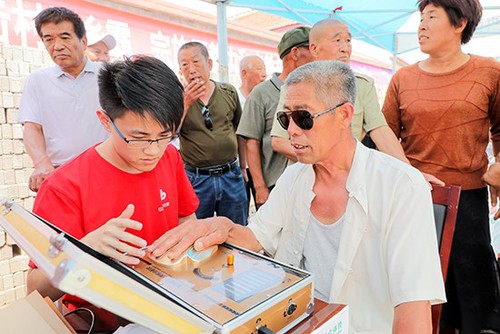 乡村群众接受公益免费体检