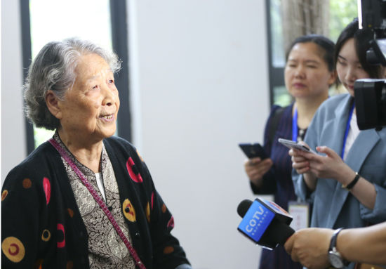 福利院里老人接受采访