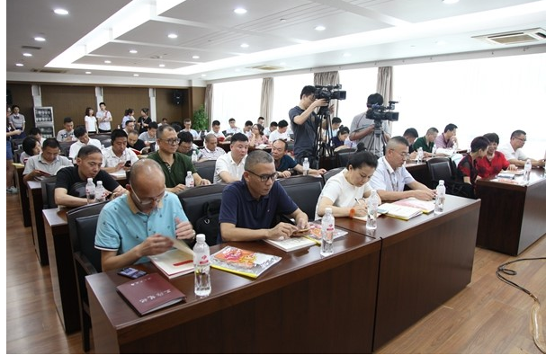 参加会议的工作人员