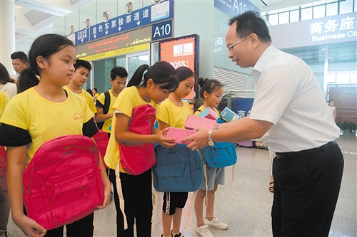 广西福彩代表为孩子们发放书包等礼物