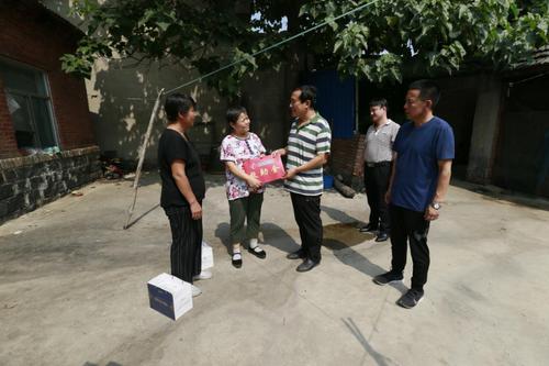 山东福彩助力自强少女 送去5000元救助金和慰问品