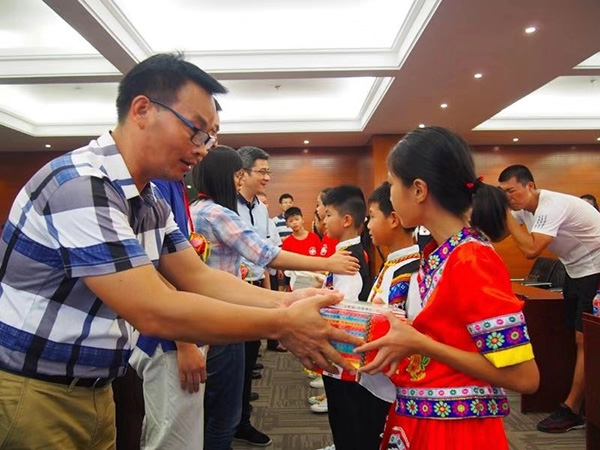 启动仪式上领导为留守儿童赠送书籍