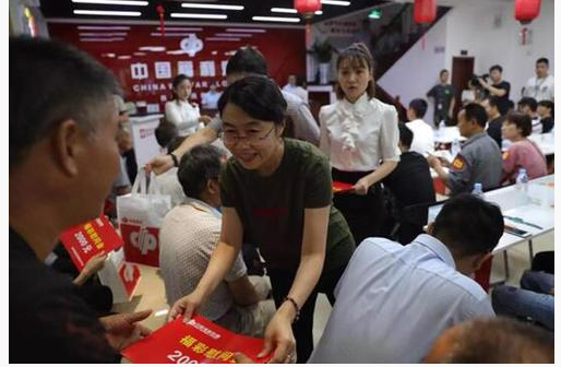 湖州福彩为贫困群众送上公益金