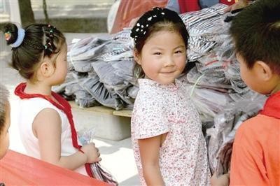 2000件新夏装送清凉 郑州福彩志愿者为山区贫困孩子献爱心