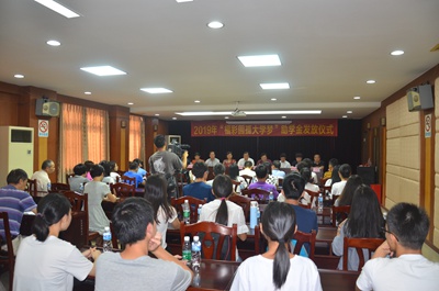 广东云浮福彩为困难孤儿大学生圆梦
