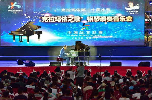 扮靓现场扫码送票 新疆体彩助力“水节”活动