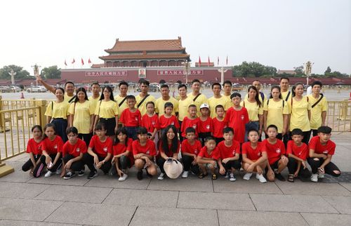孩子们在天安门前留影