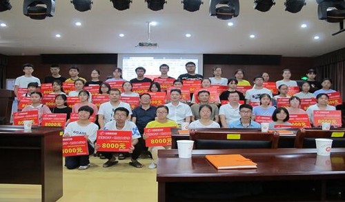 金华福彩为兰溪市50名困难大学新生代表送上了每人8000元福彩助学金