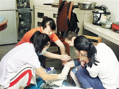 市福利院为儿童配置矫形器具