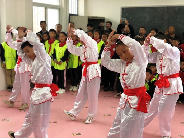 孟津常平小学展示武术操“旭日东升”
