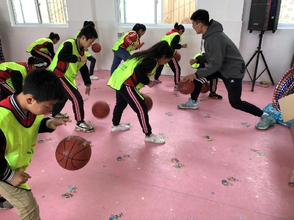 “快乐课堂”篮球体验课