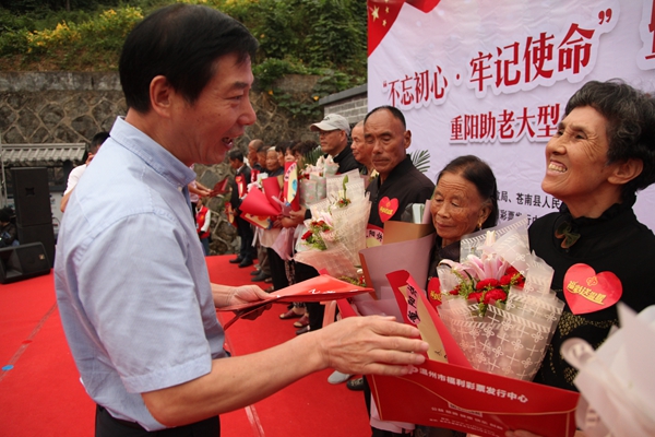 100位困难老人送上每人2000元的福彩公益金及爱心物资