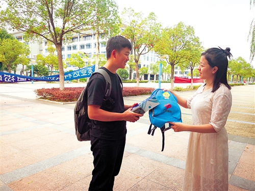 广西福彩学子心怀感恩 努力学习回报社会