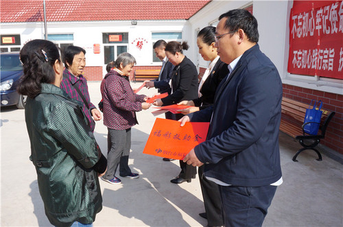 为受助群众代表发放福彩救助金
