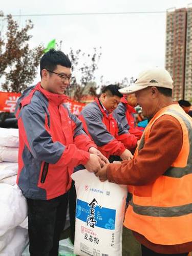 丁洪波热情地将慰问品送到环卫工人手上