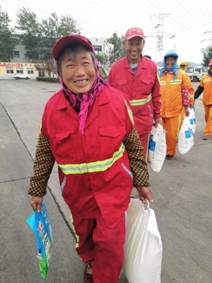 67岁的吕艳芬和老伴俩都是环卫工人