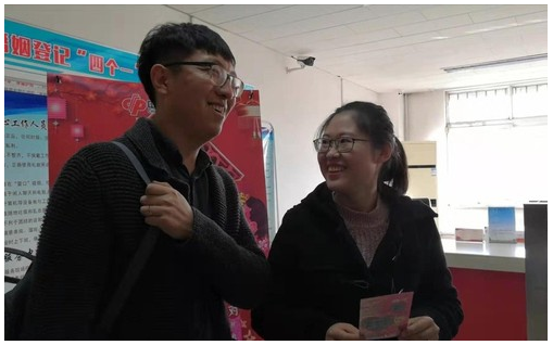 登记结婚济南福彩送“天生一对”其中的一对新人