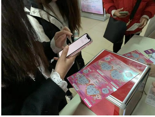登记结婚的新人拿到“天生一对”刮刮乐
