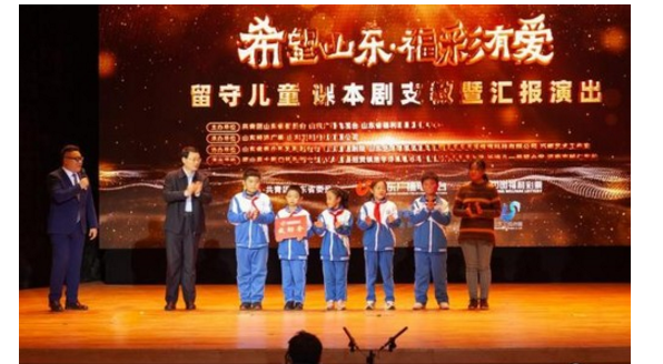 山东省福彩中心主任王伟亲手把“为福添彩”公益救助金5000元送到弟弟的手中