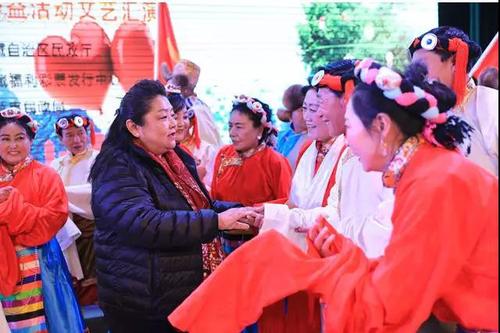 为文艺队的代表敬献哈达并发放慰问金